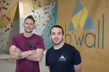 Brayan, coach Vertika, avec le champion de France de para-escalade qu'il entraîne, dans une salle de bloc